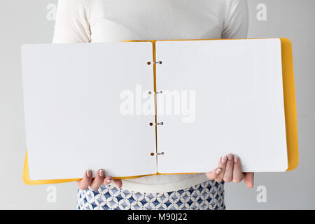 Weibliche Holding eröffnet Papier Ordner Stockfoto