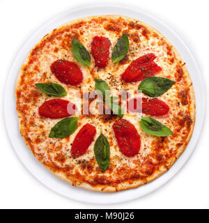 Pizza mit getrockneten Tomaten und Basilikum Stockfoto