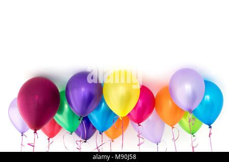 Farbenfrohe Luftballons unter der Decke Platz kopieren Stockfoto