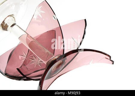 Schönes Glas zerbrochen Vase mit Fragmente auf weißem Hintergrund Stockfoto