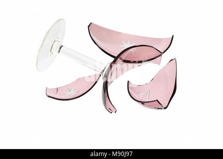 Schönes Glas zerbrochen Vase mit Fragmente auf weißem Hintergrund mit Freistellungspfad isoliert Stockfoto