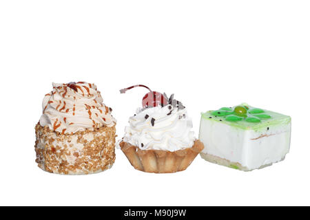 Drei verschiedene Kuchen auf weißem Hintergrund mit Freistellungspfad isoliert Stockfoto