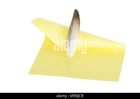 Unten stehend auf gelbe Blatt Papier. Auf weiß mit Freistellungspfad isoliert Stockfoto