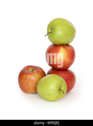 Stapel von rote und grüne Äpfel auf weißem Hintergrund mit Freistellungspfad isoliert Stockfoto