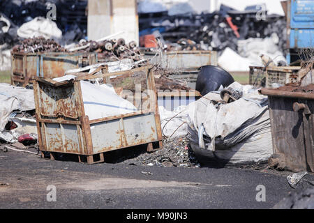Haufen aus Metall auf einem Schrottplatz Schrottplatz Stockfoto