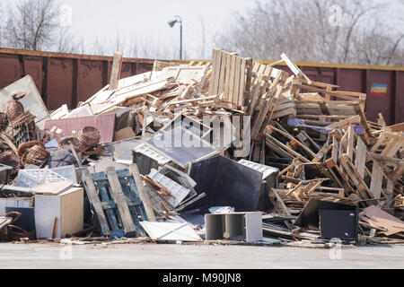 Stapel von Holz an einem Recycling Center Stockfoto
