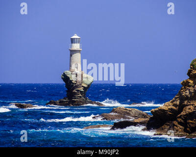 Die weißen Leuchtturm der Insel Andros, Kykladen, Griechenland Stockfoto