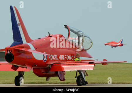 Ein Mechaniker beobachtet, wie die Roten Pfeile der Royal Air Force in der RAF Scampton mit einem Ersatzjet abheben Stockfoto