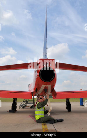 Ingenieur Mechaniker arbeitet an einem Royal Air Force Red Arrows BAe Hawk T1 Flugzeug an RAF Scampton. Arbeiten. Wartung. Der auspuffleitung. Leitung der Düsen. Flugzeug Stockfoto