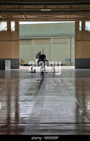 Royal Air Force Red Arrows BAE Hawk T1 Jet Flugzeug Cockpit bei RAF Scampton in einem Hangar. Einzelflugzeug. Einsames Flugzeug Stockfoto