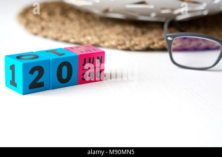 Moderne ewiger Kalender aus farbige Würfel und zum Zeitpunkt des 20. Juni eingestellt Stockfoto