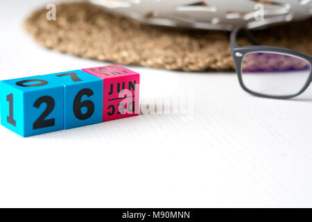 Moderne ewiger Kalender aus farbige Würfel und zum Zeitpunkt der Juni 26 eingestellt. Stockfoto