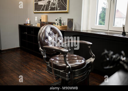 Portrait von oldschool Leder Stuhl in Friseur Stockfoto