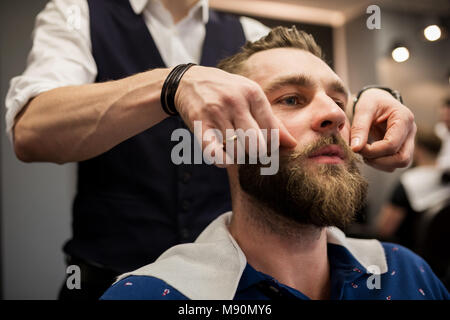 Close up Portrait des jungen Mannes zu Friseur vorbereitet für die Rasur wird Stockfoto