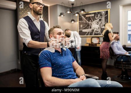 Portrait von Friseur Vorbereitung Kunden für die Rasur