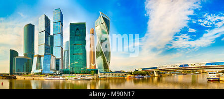 Moskau City Skyline. Moscow International Business Center am Tag Zeit mit Moskwa im Vordergrund. Panorama Stockfoto