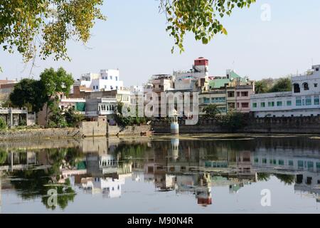 Stadt Udaipur, der Stadt der Seen im Lake Pichola Udaipur Rajashan Indien wider Stockfoto