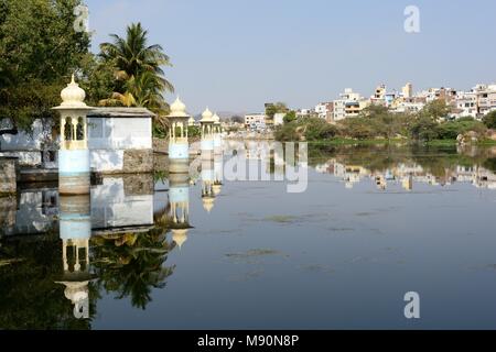 Stadt Udaipur, der Stadt der Seen im Lake Pichola Udaipur Rajashan Indien wider Stockfoto