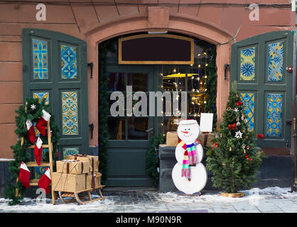 Holztüren mit Kranz, Tannenbaum und Weihnachtsschmuck Stockfoto