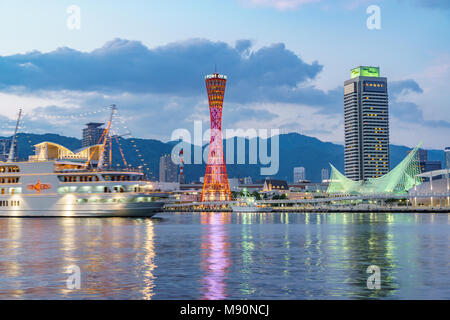 KOBE, JAPAN - Juni 3, 2015: Kobe Tower am Hafen von Kobe in Kobe, Japan. Stockfoto