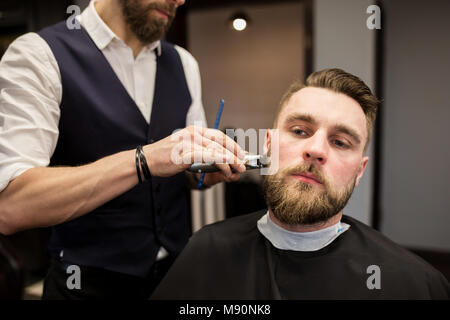 Portrait von Friseur schneiden Jungen Mann Stockfoto
