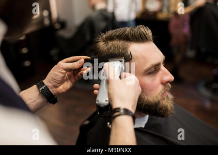 Profil Portrait des jungen Mannes in rasierte Haare bei Friseur Stockfoto