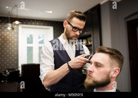 Portrait von busy Friseur rasieren Kunden Haar Stockfoto