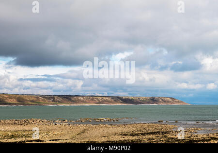 Oxwich Punkt aus Port Eynon Strand auf Gower, South Wales gesehen Stockfoto