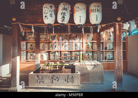 Traditionelle Kazaridaru Fässer in Maruyama Garten, Kyoto, Japan Stockfoto