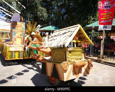 Philippinen. 20 Mär, 2018. Jede dritte Woche von März, die Stadt von Brookes Point im Süden Palawan feiert "Pista Y Ang Kaniyog 'n' (Coconut Tree Festival), in der Sie Ihre Kreativität bei der Gestaltung von bunten Coconut - Industrie themed schwimmt und Straße tanzen mit Kokosnuss inspirierten Kostüme zur Schau. Kokosnuss ist die wichtigste landwirtschaftliche Erzeugnisse von Brookes Point. Die Stadt ist auch berühmt für Allah's Pearl, die größte Perle in der Welt, die in den Ozean der Brooke's gefunden wird. Credit: Sherbien Dacalanio/Pacific Press/Alamy leben Nachrichten Stockfoto