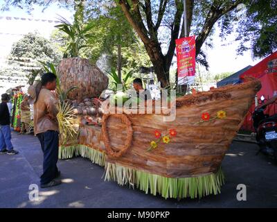 Philippinen. 20 Mär, 2018. Jede dritte Woche von März, die Stadt von Brookes Point im Süden Palawan feiert "Pista Y Ang Kaniyog 'n' (Coconut Tree Festival), in der Sie Ihre Kreativität bei der Gestaltung von bunten Coconut - Industrie themed schwimmt und Straße tanzen mit Kokosnuss inspirierten Kostüme zur Schau. Kokosnuss ist die wichtigste landwirtschaftliche Erzeugnisse von Brookes Point. Die Stadt ist auch berühmt für Allah's Pearl, die größte Perle in der Welt, die in den Ozean der Brooke's gefunden wird. Credit: Sherbien Dacalanio/Pacific Press/Alamy leben Nachrichten Stockfoto