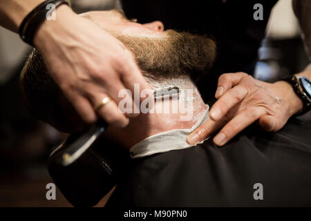 Portrait von bärtigen Mann mit Rasiermesser rasiert Stockfoto