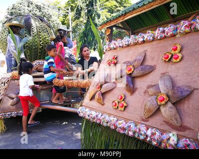 Philippinen. 20 Mär, 2018. Jede dritte Woche von März, die Stadt von Brookes Point im Süden Palawan feiert "Pista Y Ang Kaniyog 'n' (Coconut Tree Festival), in der Sie Ihre Kreativität bei der Gestaltung von bunten Coconut - Industrie themed schwimmt und Straße tanzen mit Kokosnuss inspirierten Kostüme zur Schau. Kokosnuss ist die wichtigste landwirtschaftliche Erzeugnisse von Brookes Point. Die Stadt ist auch berühmt für Allah's Pearl, die größte Perle in der Welt, die in den Ozean der Brooke's gefunden wird. Credit: Sherbien Dacalanio/Pacific Press/Alamy leben Nachrichten Stockfoto