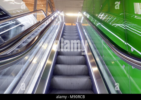 Flughafen Roissy Charles de Gaulle. Rolltreppe. Frankreich. Stockfoto