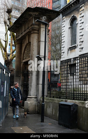 Mann vorbei gehen. Die Auferstehung Tor, St Giles in die Felder, London. Stockfoto