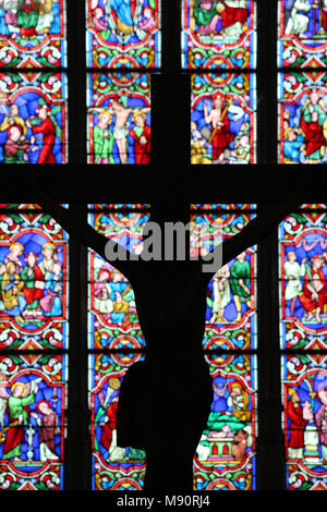 Saint Fargeau Kirche. Glasfenster. Jesus am Kreuz. Die Kreuzigung. Frankreich. Stockfoto