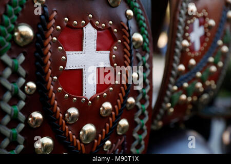 Savoy Kreuz auf leatrher Kuh Glocke. Stockfoto