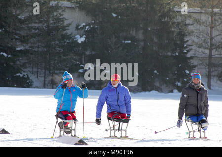 Kasan, Russland - MÄRZ 2018: Drei behinderte Skifahrer warten auf Stadt Skirennen zu starten Stockfoto