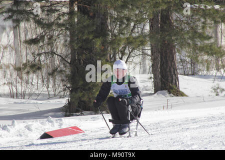 Kasan, Russland - MÄRZ 2018: behinderter Teilnehmer auf Ski-Track auf den Wettbewerb Stockfoto