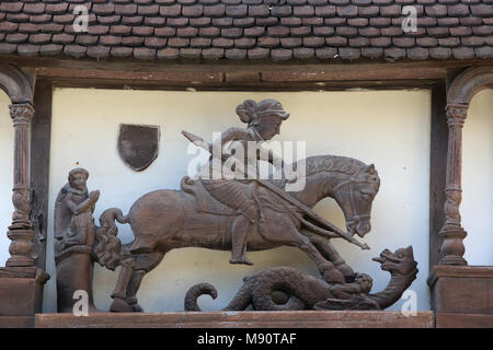 Kunst und Handwerk Dorf in Dives-sur-Mer, Frankreich. Architektonisches detail. St George slaying Dragon. Stockfoto