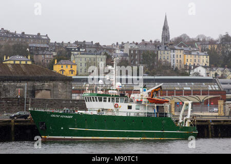 18. März 2018 die Stadt Cork Hafen Irland die Marine Institute Forschungsschiff keltischen Voyager auf ihrem Liegeplatz während einer späten Winter Schnee Sturm Stockfoto