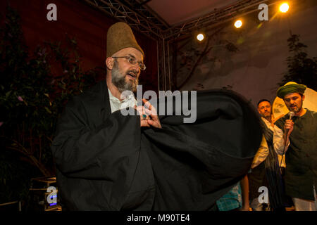 Sufi Musik Konzert am Institut der islamischen Kulturen, Paris, Frankreich. Wirbelnder Derwisch. Stockfoto