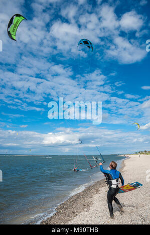 Kitesurfer am Strand, Laboe, Ostsee, Schleswig-Holstein, Deutschland, Europa Stockfoto