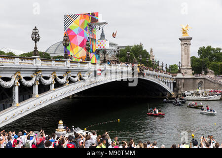 Taucher Tauchen von der Brücke Alexander III in Paris, Frankreich. Stockfoto