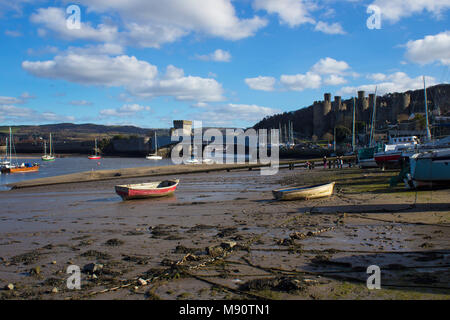 Querformat von Conwy in Wales, mit dem Blick auf das berühmte Schloss und Meer. Stockfoto