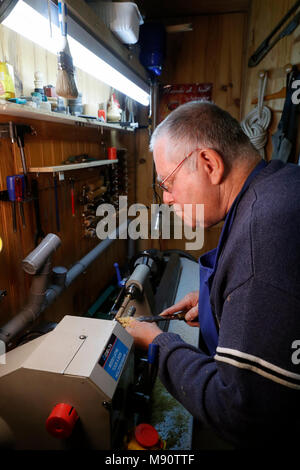 Mann bei der Arbeit auf einer Drehmaschine. Stockfoto