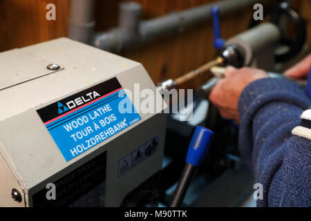 Mann bei der Arbeit auf einer Drehmaschine. Stockfoto