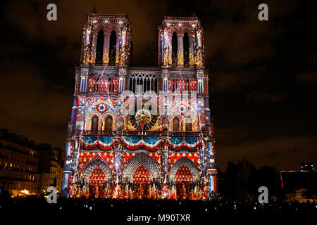 Ton und Licht Show an der Kathedrale Notre Dame de Paris, Frankreich. Stockfoto