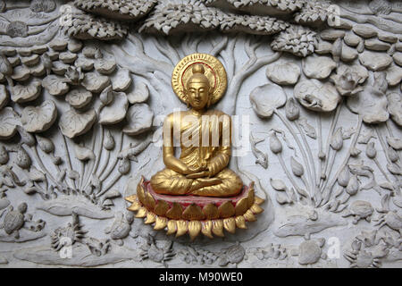 Relief zeigt eine Szene aus dem Leben des Buddha im Wat Chai Mongkhon, Chiang Mai. Meditation Buddha. Thailand Stockfoto