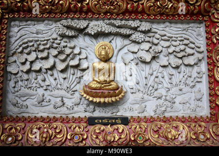 Relief zeigt eine Szene aus dem Leben des Buddha im Wat Chai Mongkhon, Chiang Mai. Meditation Buddha. Thailand Stockfoto